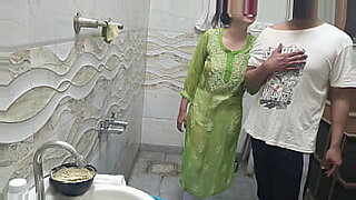 mama-masturba-a-su-hija-mas-chica