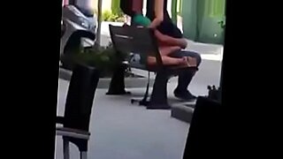 novia se masturba en publico novio mira