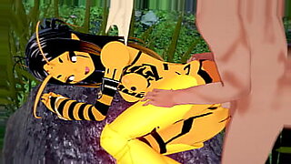 comics-porno-bee-pollinating-a-flower