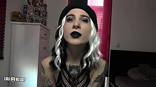 serviporno-flaca-cachonda-masturbandose-en-la-webcam