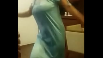 desi aunty in short dress exposing to pizza delivery guy