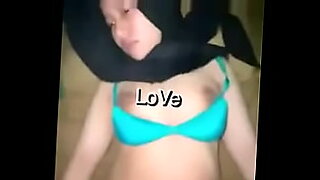 mvideo bokep cewek abg sma berjilbab memek mulus di kocok pake jari lalu ngentot perawan