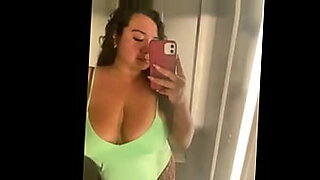 striptease-hot-sexy-curvy-teen