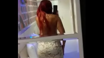 novia se masturba en publico novio mira