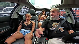 butaqueras-mamando-rabo-en-el-carro-xxx