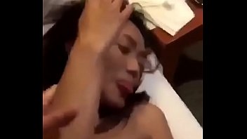 lagi makan d meja makan jilat memek ibu tiri