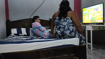 mama se lo foya a su hijo menor de edad