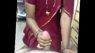 porno-mama-poniendo-los-curnos-a-su-hija