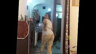 chica-se-prepara-para-masturbarse