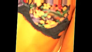 mujeres-buenas-en-bikini-desnudandose