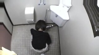 japanese pissing public