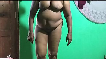 indian aunty ke boobs dabaye