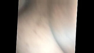 videos-porno-gime-cuando-le-maman-las-tetas
