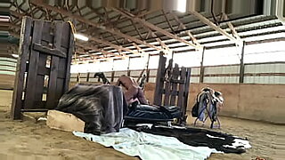 randy-west-al-lado-de-una-chimenea-xhamster