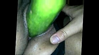 a-follar-mucho-con-el-pepino-en-la-mano