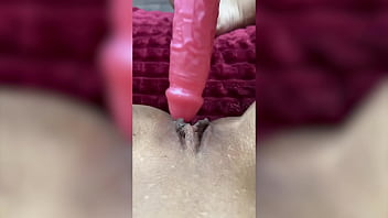 mujer tocando pene en el micro