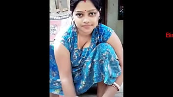 indian aunty cleavage hidden