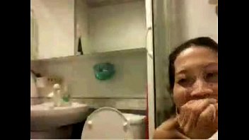 jilbab ngocok di kamar mandi