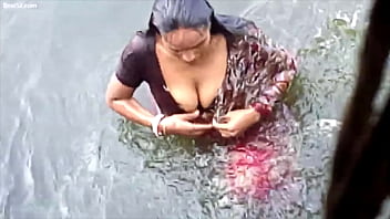 desi indian aunty l nude bath