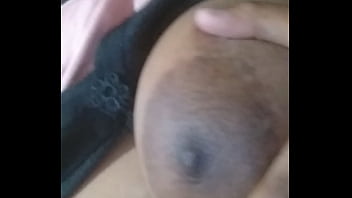 colombiana muy mojada frente a la webcam