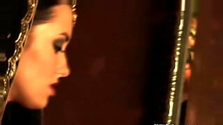 sex-milf-young-lesbian-seducing