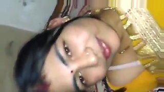 indian aunty in saree seducing servant