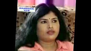 chica-se-masturba-en-el-bano-web-cam
