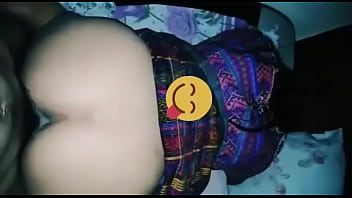 chica mostrando chocha en la cama